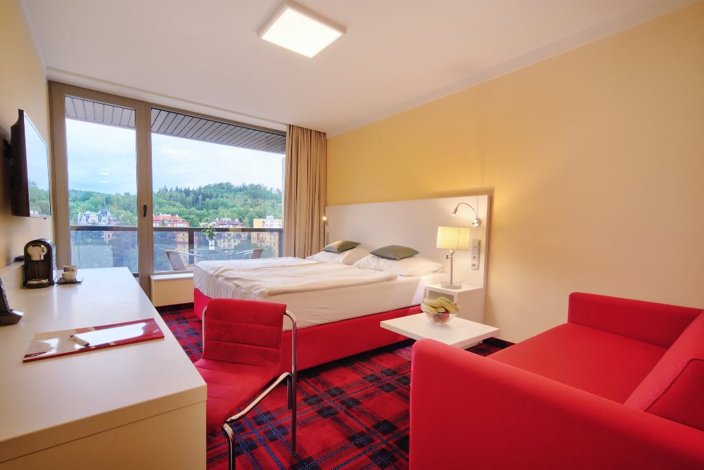 Hotel Thermal - modernizace hotelového komplexu - Červený pokoj nové okno se sofa