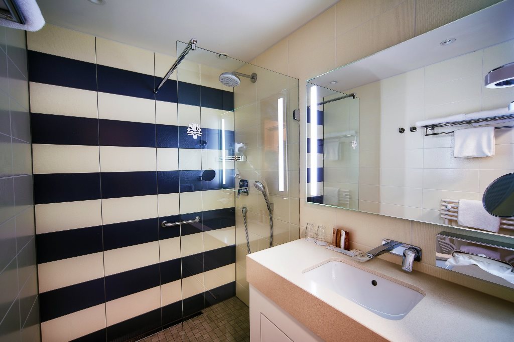 Hotel Thermal - modernizace hotelového komplexu - Modrobílá koupelna
