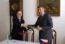 1. místopředseda vlády a ministr financí Andrej Babiš a velvyslanec Pákistánské islámské republiky v ČR Tajammul Altaf Chughtai, 2.5.2014