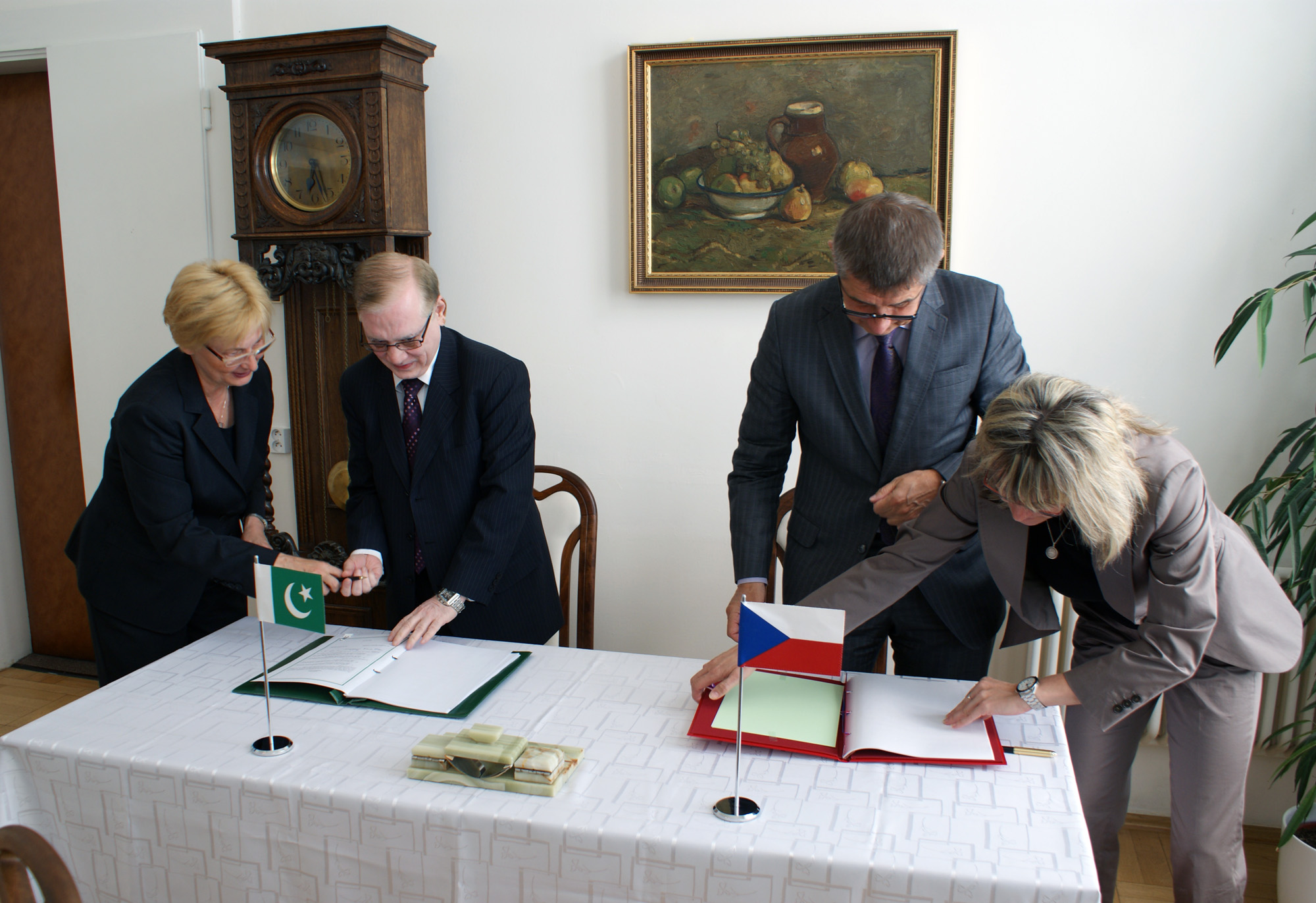 1. místopředseda vlády a ministr financí Andrej Babiš a velvyslanec Pákistánské islámské republiky v ČR Tajammul Altaf Chughtai, 2.5.2014