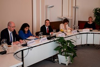 Náhled videa - Záznam z tiskové konference ke zprávě Světové banky o kapitálovém trhu