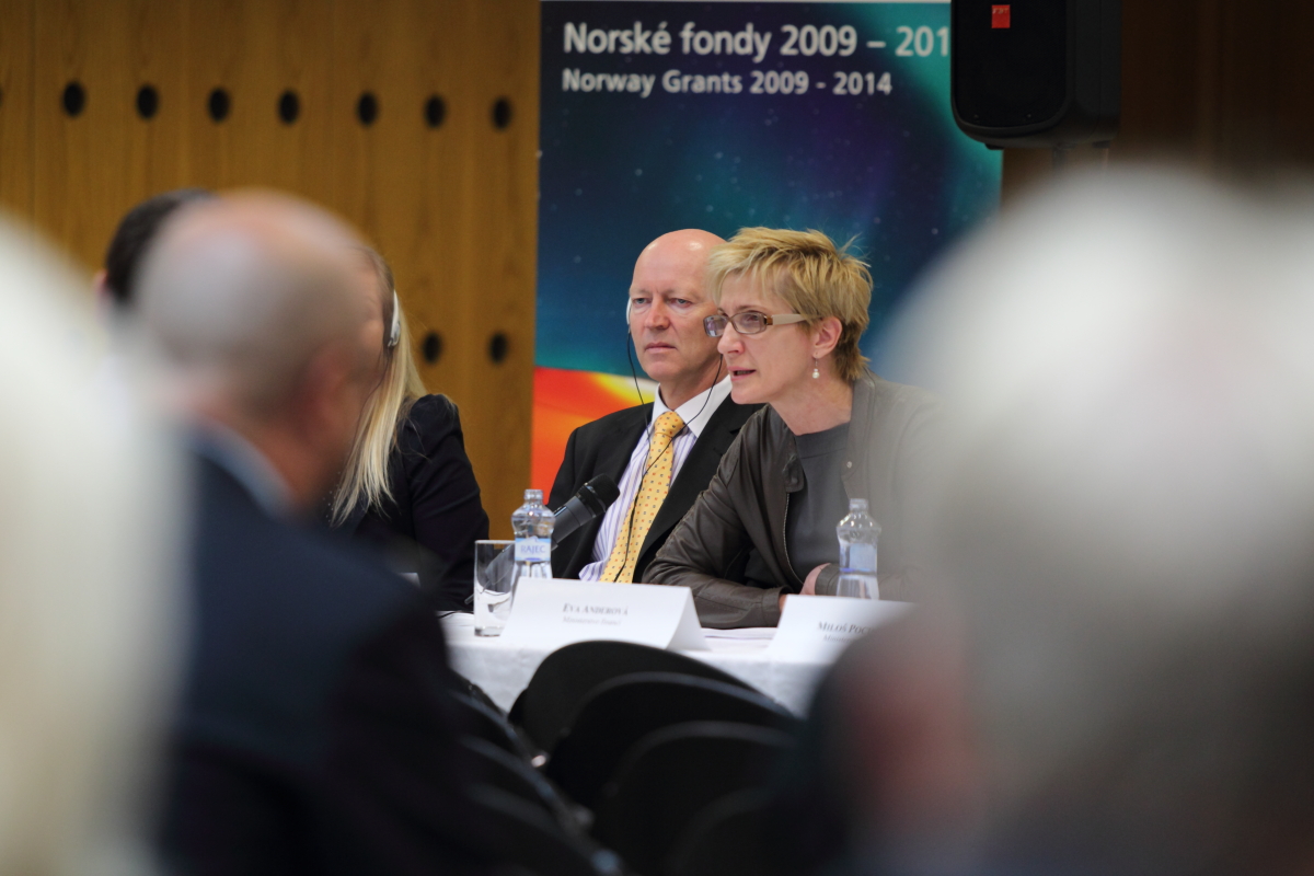 Fotografie č. 1  z tiskové konference: Eva Anderová, náměstkyně ministra financí ČR a Jens Eikaas, Velvyslanec Norského království v ČR