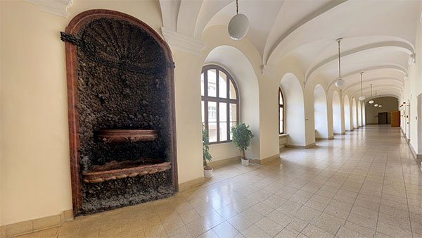 Kašna v klášterní budově
